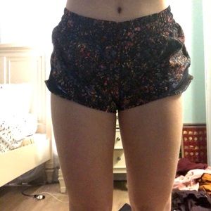 lululemon hotty hot short floral 2.5 inch